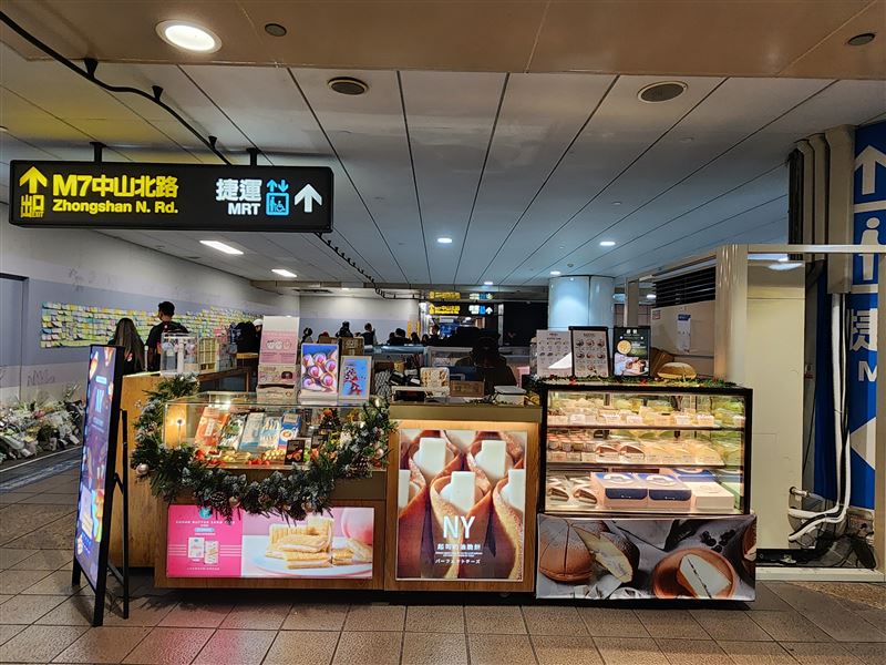 張文北捷殺人！甜點女櫃員跪趴躲死劫，滿滿余家昶追憶花束字條藏淚。（圖／記者鍾志鵬攝影）