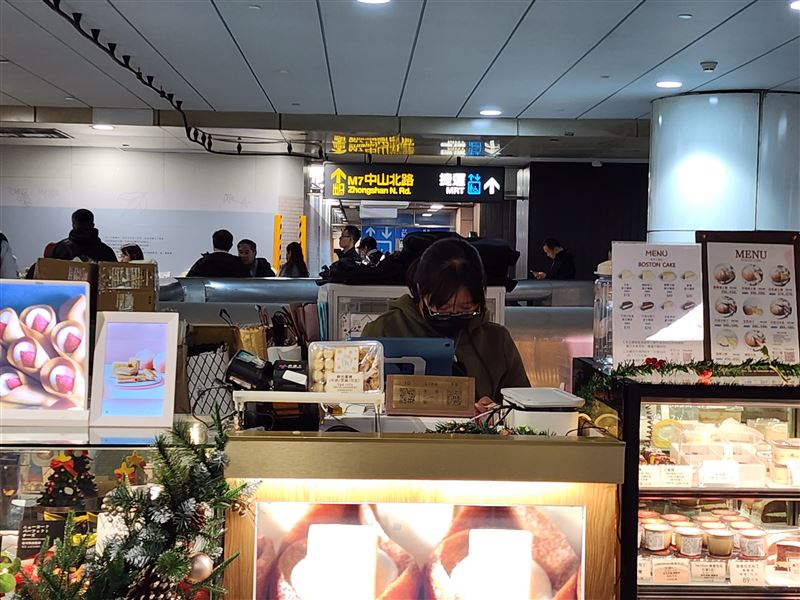 張文北捷殺人！甜點女櫃員跪趴躲死劫，滿滿余家昶追憶花束字條藏淚。（圖／記者鍾志鵬攝影）