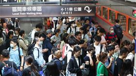 圖為台鐵台北車站月台人潮。（中央社檔案照片）