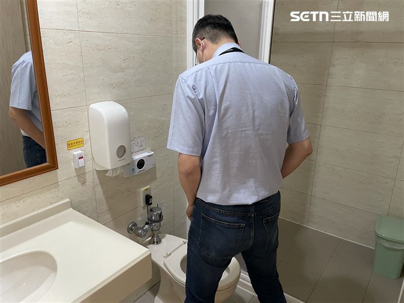 58歲廖姓老翁耶誕夜當晚嘗試與女友解鎖「女上男下」新姿勢，結果突然聽到「扒」一聲清脆聲響，勃起狀態瞬間消退。（圖／亞大提供）