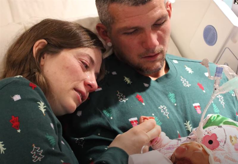 美國一位媽媽生下「無腦畸形」的寶寶，孩子無方法可救，一家人傷心至極。（圖／翻攝自臉書HCA Florida Brandon Hospital）