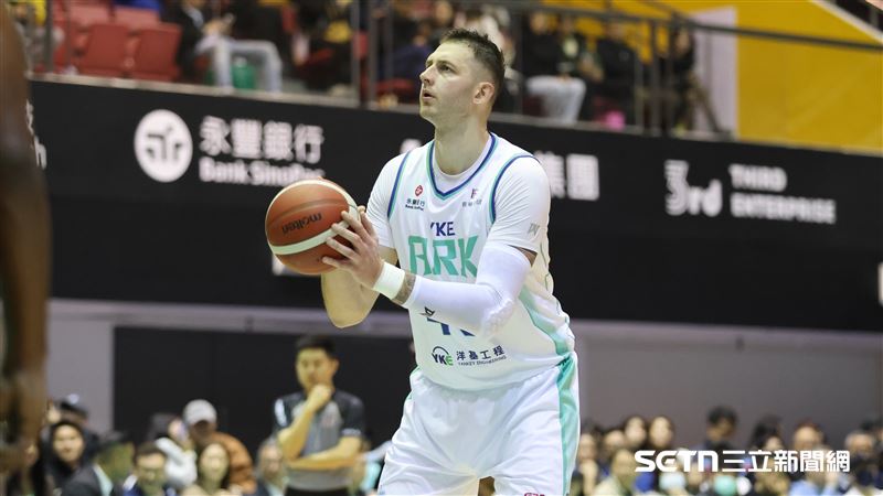 洋基工程洋將庫薩斯執行罰球。（圖／記者劉彥池攝影）