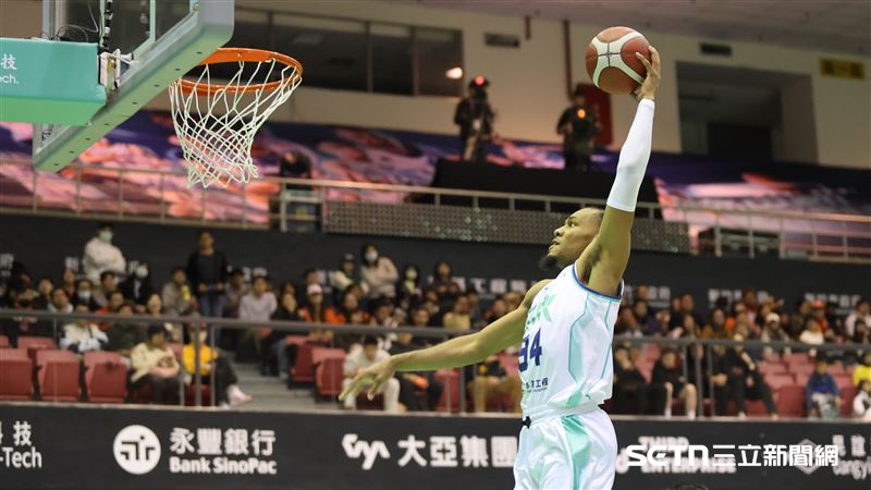 洋基工程洋將喬治金單手暴扣失守。（圖／記者劉彥池攝影）