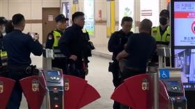 捷運大直站，一名喝醉的男子閘門前大鬧，驚動警方到場。（圖／threads網友＠chenlihung91919授權提供）