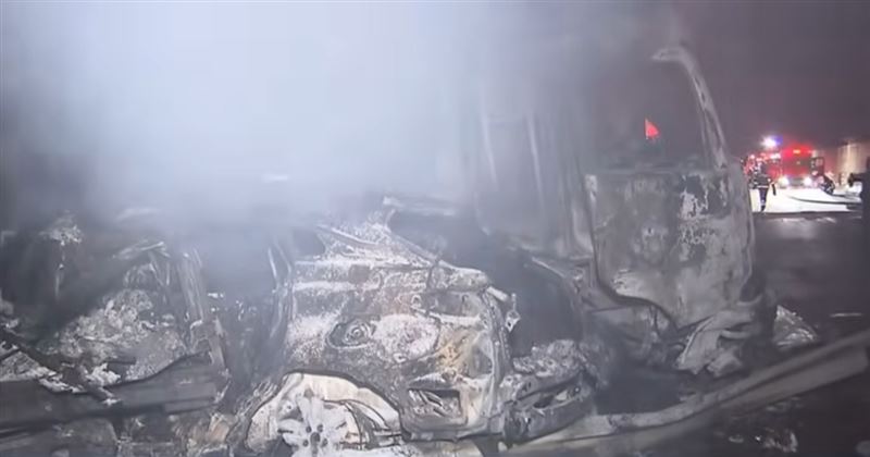 26日深夜，日本關越自動車道群馬縣水上町路段發生連環車禍，逾50輛車被捲入，多輛車起火，導致1名女性死亡，另有26人輕重傷。（圖／翻攝自X平台）