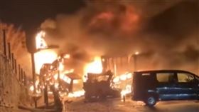 26日深夜，日本關越自動車道群馬縣水上町路段發生連環車禍，逾50輛車被捲入，多輛車起火，導致1名女性死亡，另有26人輕重傷。（圖／翻攝自X平台）