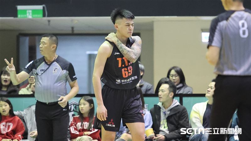 PLG例行賽，領航猿前鋒盧峻翔疑似受傷被換下場。（圖／記者劉彥池攝影）