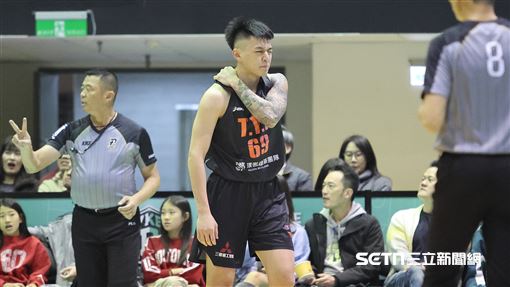 防守像撞到牆！　盧峻翔手指麻掉治療無礙