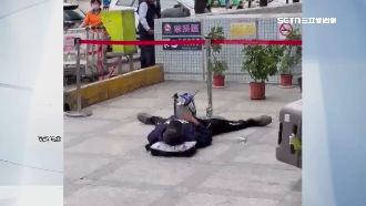 獨／禁菸你還抽！小港機場外躺大字型抽菸