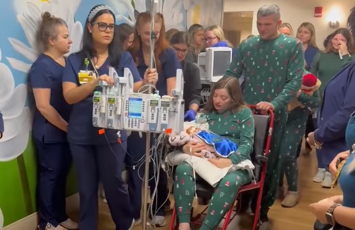 凱瑟琳抱著海文走過「榮譽通道」前往器官捐贈。（圖／翻攝自臉書HCA Florida Brandon Hospital）