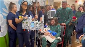 凱瑟琳抱著海文走過「榮譽通道」前往器官捐贈。（圖／翻攝自臉書HCA Florida Brandon Hospital）

