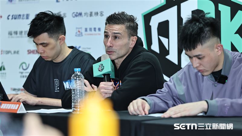 PLG例行賽，領航猿總教練卡米諾斯出席賽後記者會。（圖／記者劉彥池攝影）