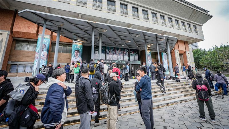 洋基工程球迷前一天就在場館外排隊。（圖／洋基工程提供）