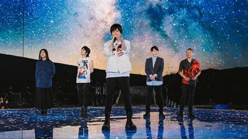 五月天阿信帶傷演出！貼OK蹦惹人心疼