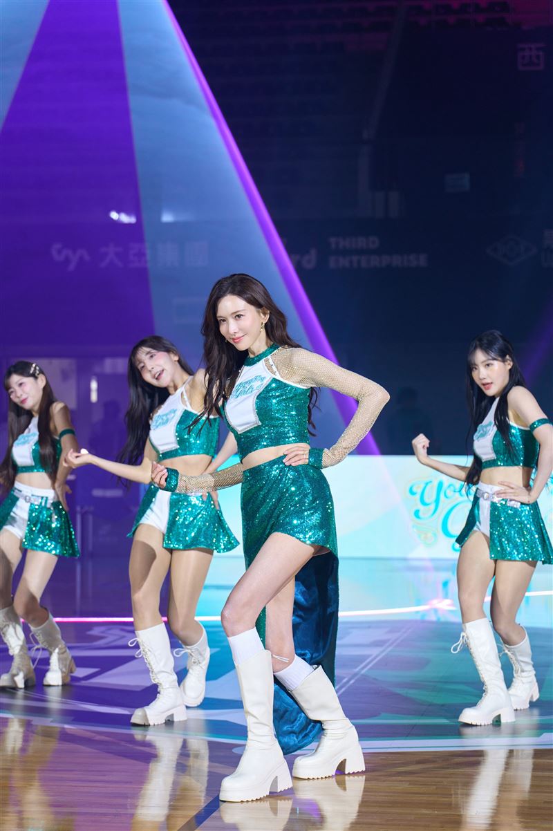 林志玲賣力大跳啦啦舞。（圖／林志玲工作室提供）