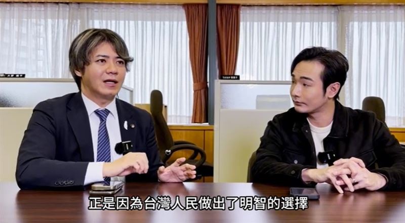 八炯（右）前往神戶訪問市議員上畠寛弘（左）。（圖／翻攝自Youtube@攝徒日記Fun TV）