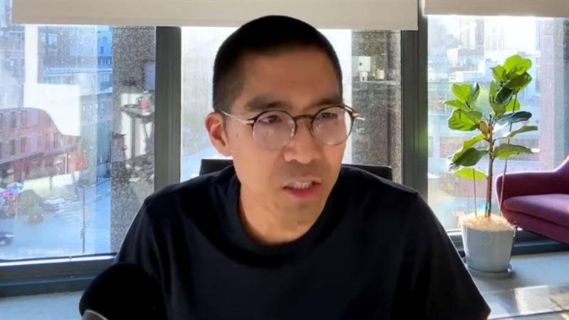 Surge AI創辦人Edwin Chen，擠進美國百大富豪榜。 （圖／翻攝自No Priors YouTube頻道）