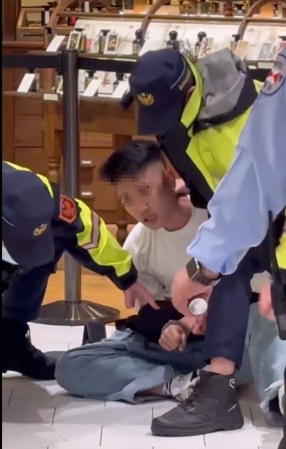 男子在中山區馬路狂奔，竄入中山誠品店內「暴力襲警」，遭壓制帶回偵辦。（圖／翻攝自Threads @kikichang0702）