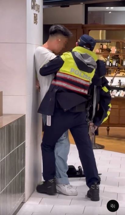 男子拒絕警方盤查，不斷大喊：「快叫警車把我載走！」（圖／翻攝自Threads @kikichang0702）