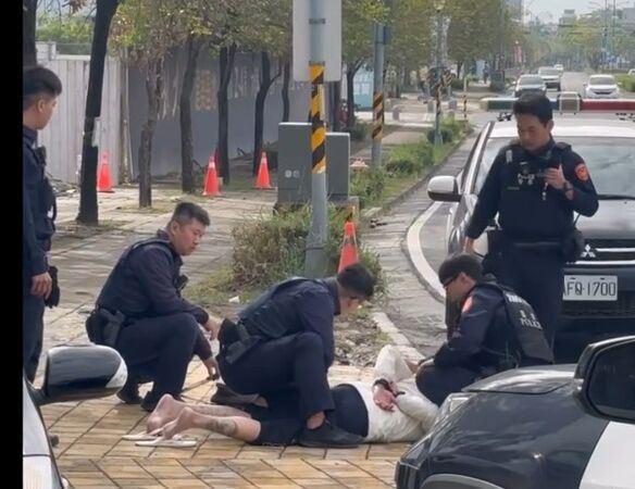 彰化員林一名男子拿雙刀逛大街，作勢攻擊騎士，遭警方壓制。（圖／翻攝threads@zhen_wei0416）