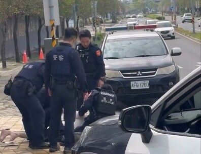 彰檢火速聲請強制安置，以免雙刀男造成社會安危。（圖／翻攝threads@zhen_wei0416）