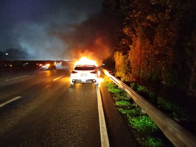 七堵區國道一號南下7.6公里晚間發生火燒車，所幸無人傷亡。（圖／翻攝畫面）