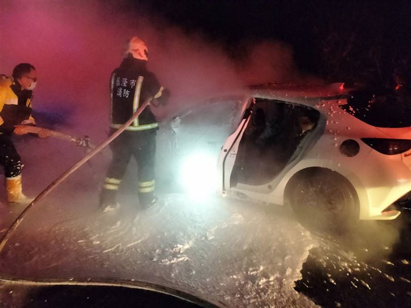 七堵區國道一號南下7.6公里晚間發生火燒車，所幸無人傷亡。（圖／翻攝畫面）