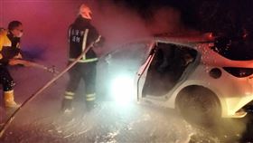 七堵區國道一號南下7.6公里晚間發生火燒車，所幸無人傷亡。（圖／翻攝畫面）