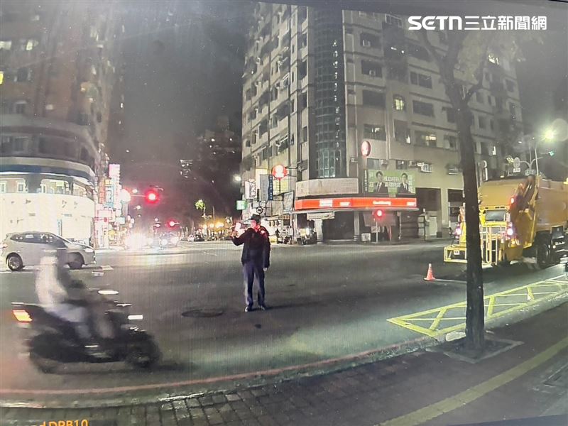 民眾手拎垃圾，閒話家常，保全熱心疏導住戶動線，而就是這個再日常不過的生活出了意外。（圖／翻攝畫面）