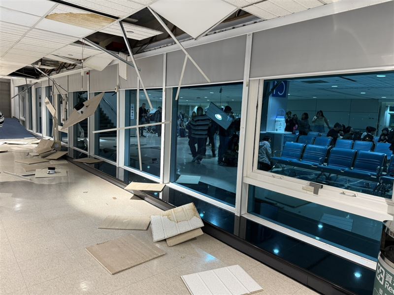 晚間11時許的強震，導致桃園機場天花板掉落，相當驚人