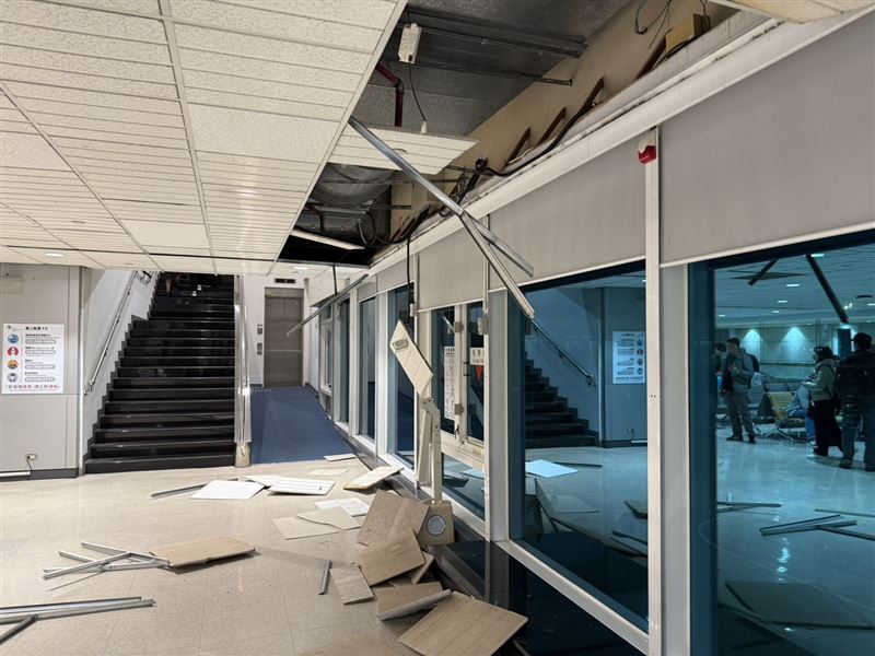 晚間11時許的強震，導致桃園機場天花板掉落，相當驚人