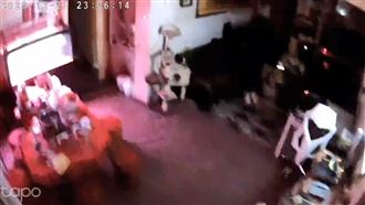 畫面曝光！監視器糊了…超商飲料全破