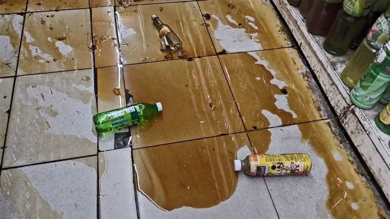 超商貨架上的飲料摔破。（圖／翻攝畫面）