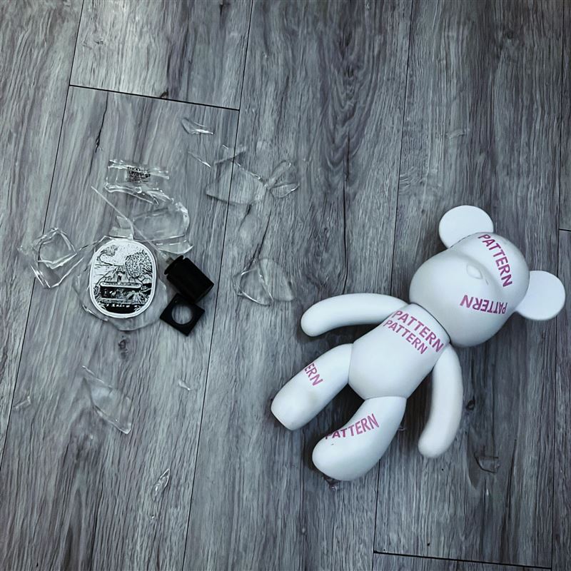 王凱家中東西都掉地上，還摔壞了一瓶香水。（圖／翻攝自臉書）