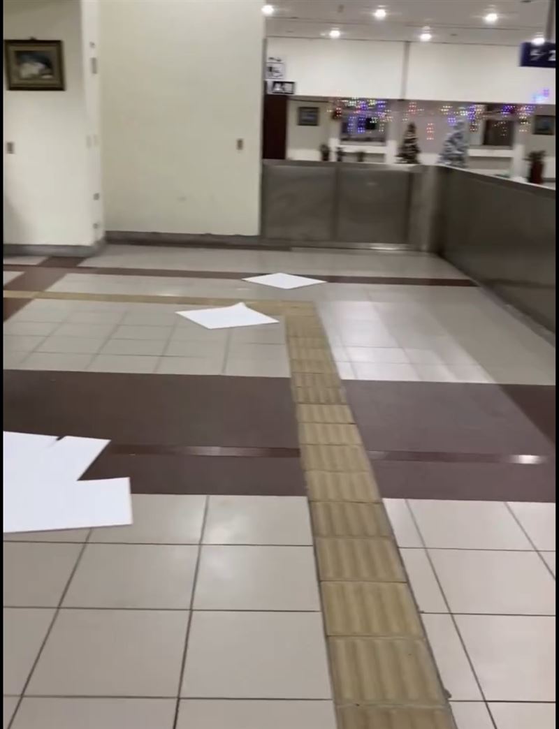 天花板掉落時周遭旅客及時避開，初步了解並無造成人員傷亡。台鐵隨後也立即派員封鎖現場，展開結構安全檢查。（圖／翻攝threads)