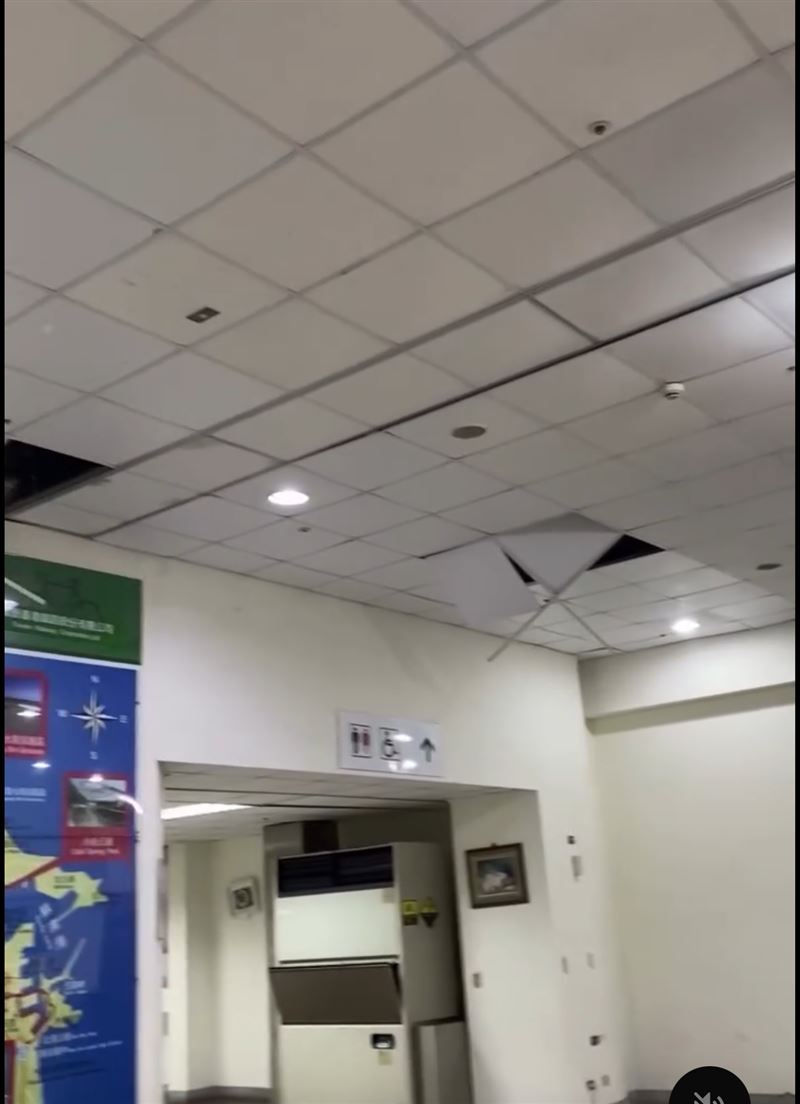 台鐵蘇澳新站更傳出災損，天花板不堪劇烈搖晃當場掉落。（圖／翻攝threads)