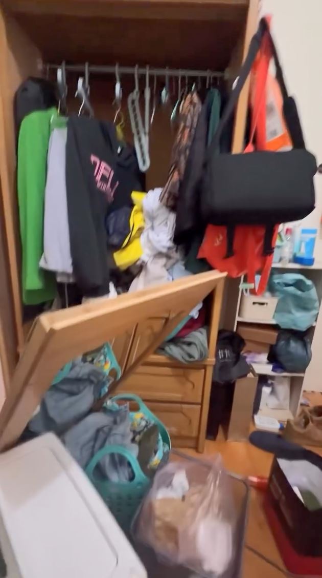 網友家臥室內的衣櫃們都震垮。（圖／翻攝自IGIG:wiz_k_e_l_l_y_uca彭K外星人）