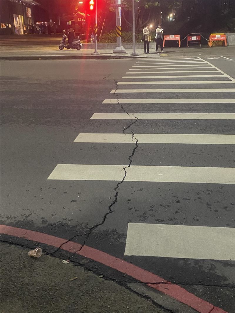 一名網友經過新北市新莊宏匯廣場路口，發現柏油路疑因地震出現「地裂」。（圖／網友gigaliu授權提供，未經同意請勿轉載）