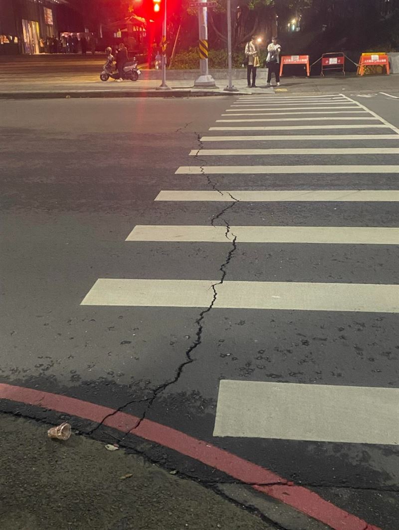 新莊宏匯廣場前馬路出現大裂痕。（圖／翻攝自Threads@gigaliu）