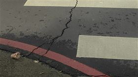 新莊宏匯廣場前馬路出現大裂痕。（圖／翻攝自Threads@gigaliu）