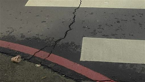 強震！新莊宏匯廣場前馬路裂開　警方回應