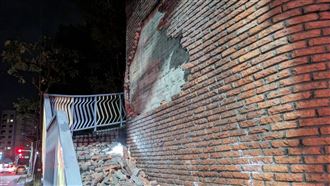 丹鳳高中前的天橋磁磚崩落一大片。（圖／翻攝畫面）