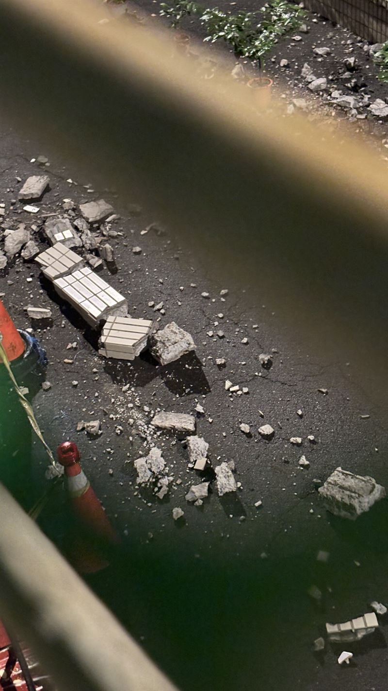 住戶出門差點被樓上掉落的水泥塊砸到，痛斥政府是不是要出人命才會重視都更問題。（圖／@teresa_wu1208提供 Threads）