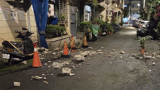 板橋社區震落磁磚雨　住戶：都更慢出人命