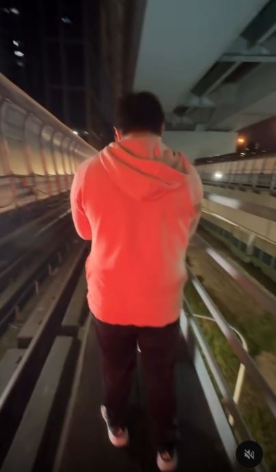 環狀線約5層樓高，從高架軌道看下去，即使沒懼高症也會腿軟。（圖／翻攝自Threads @catherynxcc）