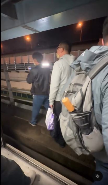 為了回家，乘客即使害怕，仍得下車走架軌道「進站」。（圖／翻攝自Threads @catherynxcc）