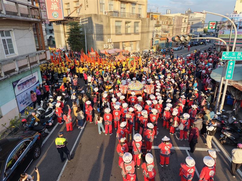 雙媽遶境沿途在消防隊、警察局駐駕，保佑勤務平安。（圖／翻攝畫面）