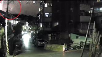 深夜狂搖前一秒亮了…監視器拍下驚人瞬間