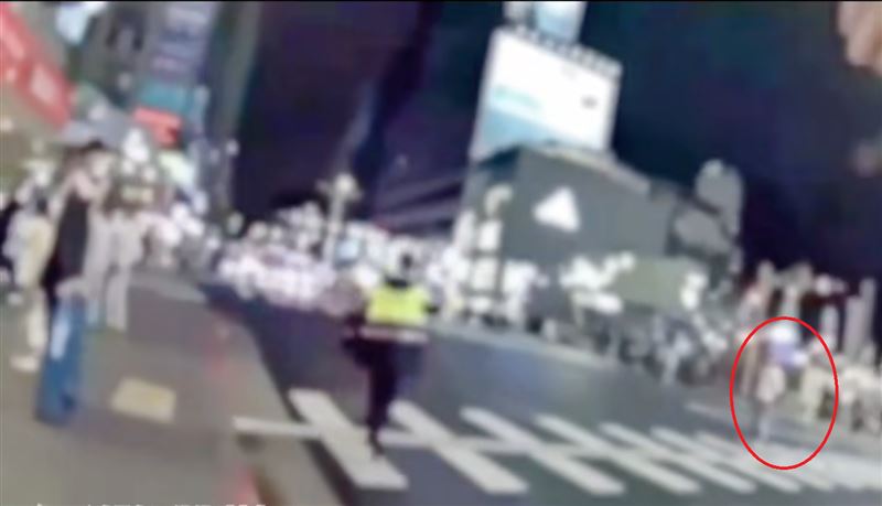 白衣男紅燈仍站在斑馬線上。(圖/翻攝自「台灣讚警」臉書)