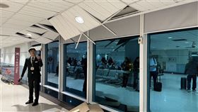 晚間11時許的強震，導致桃園機場天花板掉落，相當驚人。